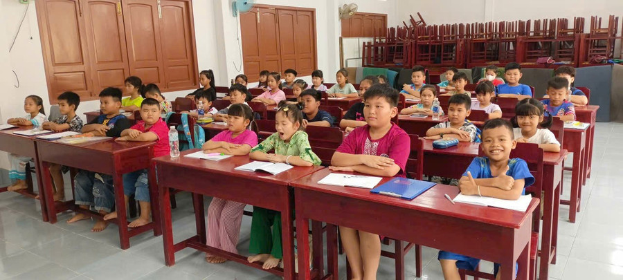 Các em học sinh tham gia lớp học miễn phí với sự hứng khởi. z7107346571695-4746accc015c6ecfbf6707bc805ce2de.jpg
