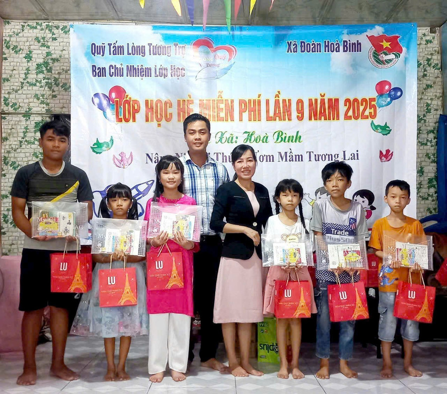 Kết thúc lớp học, các em được khen thưởng, nhận quà. z7107346573861-57d91c239ec642ab9571ce6e085d0630.jpg
