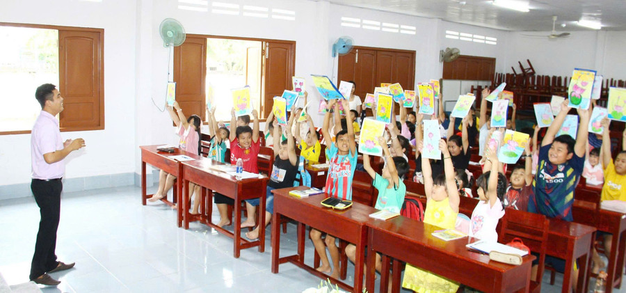 Thầy giáo trẻ Nguyễn Khánh trong lớp học hè miễn phí.