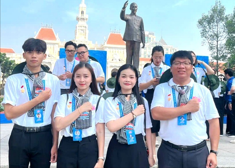 Anh Đặng Hải Đăng (ngoài cùng bên phải).