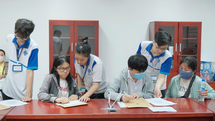 Tân sinh viên tại TP Cần Thơ làm thủ tục nhập học. z6954278567083-94133c13aa3b51a58d9d26291782311b.jpg