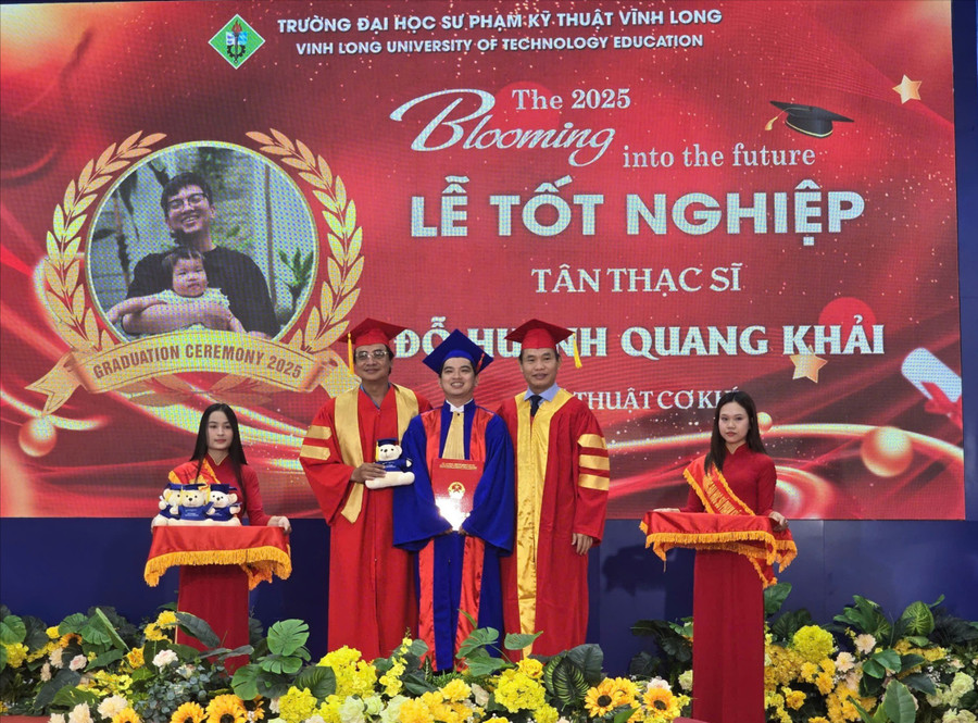 Trường ĐH Sư phạm Kỹ thuật Vĩnh Long trao bằng tốt nghiệp cho hơn 1.100 kỹ sư, cử nhân, thạc sĩ.