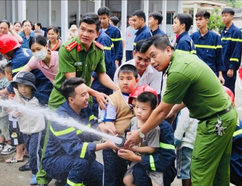 Học sinh Trung tâm Hỗ trợ Phát triển Giáo dục Hòa nhập tỉnh Vĩnh Long trong một buổi trải nghiệm với lực lượng Cảnh sát Phòng cháy chữa cháy.