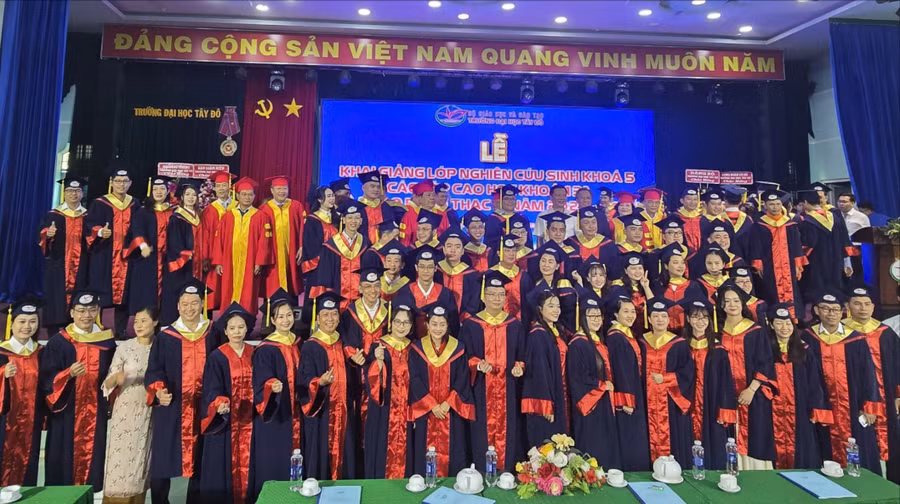102 học viên được Trường ĐH Tây Đô trao bằng tốt nghiệp thạc sĩ.