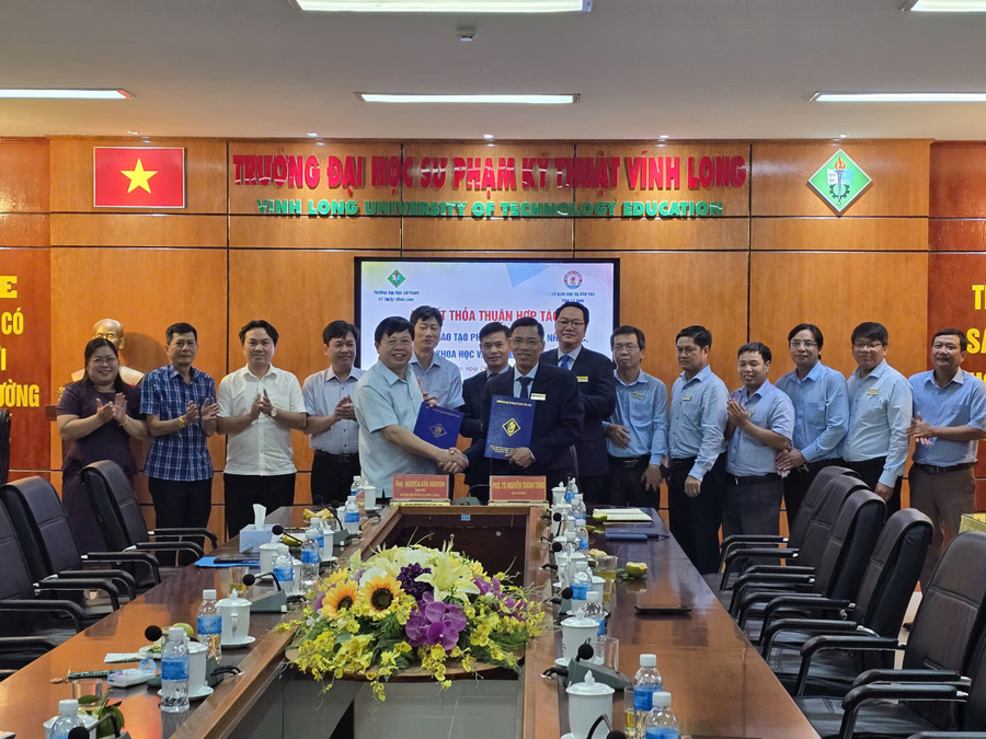 Lãnh đạo hai đơn vị ký kết thỏa thuận hợp tác hướng đến nâng chất lượng nguồn nhân lực.