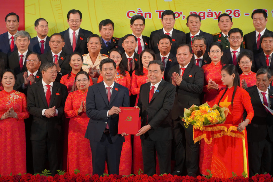 Chủ tịch Quốc hội Trần Thanh Mẫn trao quyết định của Bộ Chính trị điều động, phân công và chỉ định ông Lê Quang Tùng giữ chức vụ Bí thư Thành ủy Cần Thơ, nhiệm kỳ 2025 - 2030.