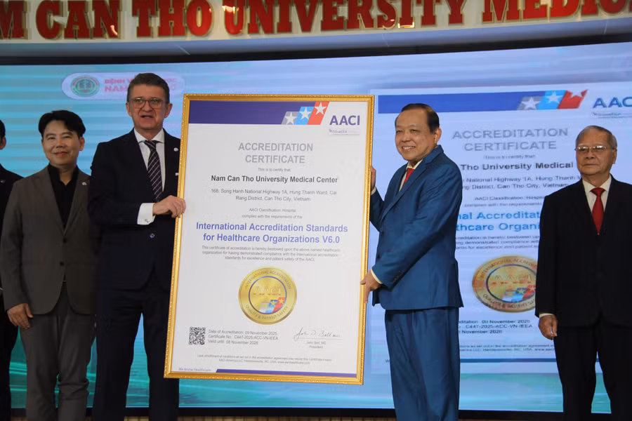 Tiến sĩ - Luật sư Nguyễn Tiến Dũng, Chủ tịch Công ty Bệnh viện Đại học Nam Cần Thơ (bên phải) đón chứng nhận AACI đầu tiên của ĐBSCL.