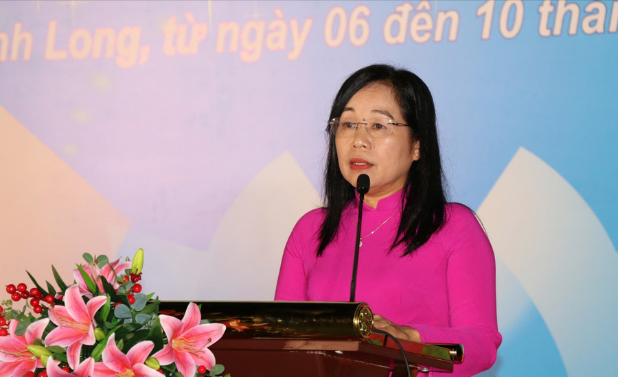 Bà La Thị Thúy - Giám đốc Sở GD&ĐT tỉnh Vĩnh Long phát biểu khai mạc hội thao. z7600223487015-2ef7237b30c6b17d58ef7f643a939d2e-7663.jpg