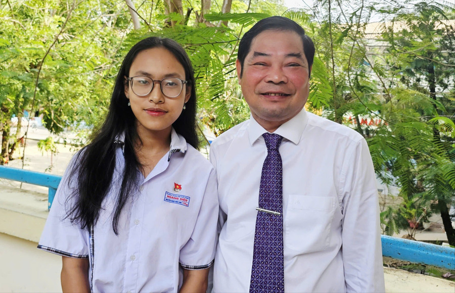 Nữ sinh Nguyễn Ngọc Như Linh và TS Phùng Kim Phú, Hiệu trưởng Trường THPT Hoàng Diệu.