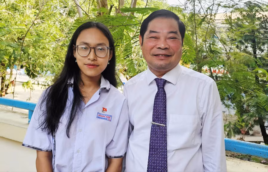 Nữ sinh Nguyễn Ngọc Như Linh và TS Phùng Kim Phú, Hiệu trưởng Trường THPT Hoàng Diệu.