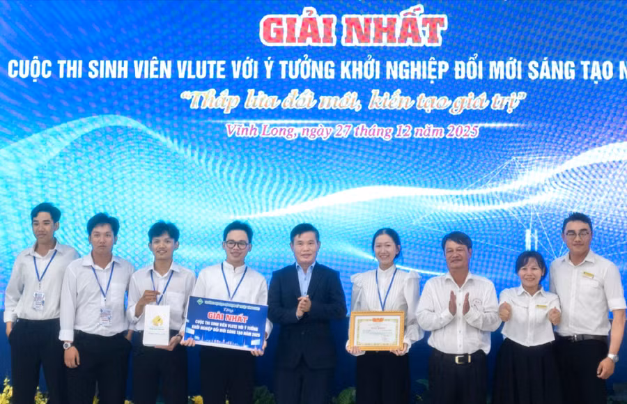 Ban tổ chức trao giải Nhất cho ý tưởng Sản xuất chế phẩm sinh học từ bột vỏ cam sành ứng dụng trong chăn nuôi gia cầm.