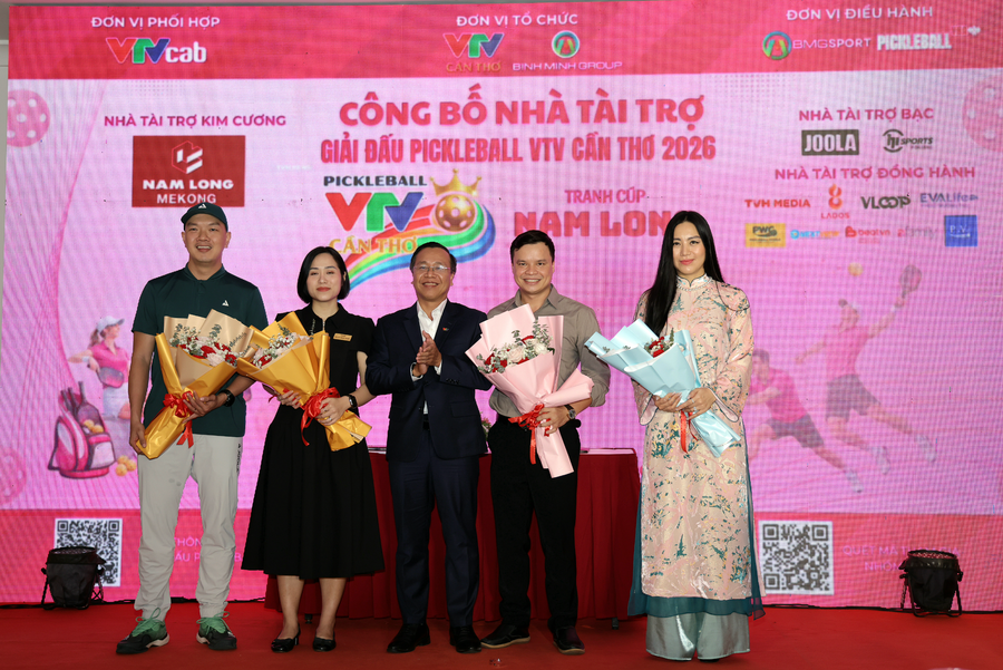 Ban tổ chức tặng hoa cho các nhà tài trợ giải đấu.