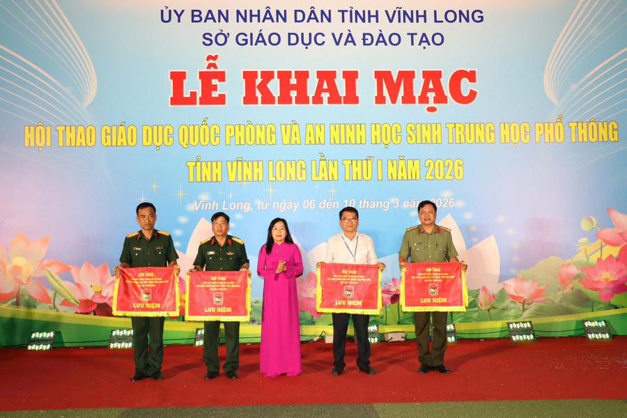 Giám đốc Sở GD&ĐT tỉnh Vĩnh Long tặng cờ lưu niệm cho các đơn vị phối hợp tổ chức hội thao. z7600228103007-d5fa21c019b6db909c72d4c7c44a8405.jpg