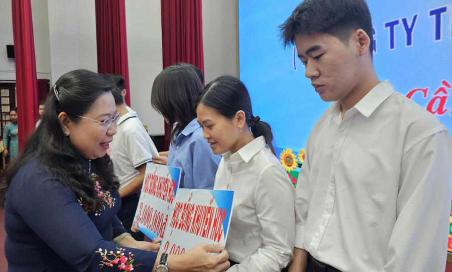 Bà Hồ Thị Cẩm Đào, Phó Bí thư Thành ủy, Chủ tịch Ủy ban MTTQ Việt Nam TP Cần Thơ trao học bổng cho sinh viên hiếu học.