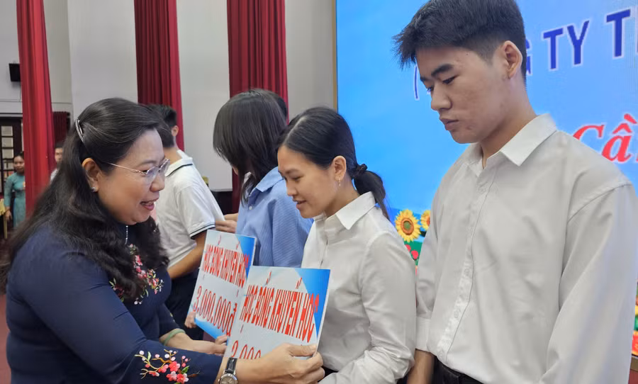Bà Hồ Thị Cẩm Đào, Phó Bí thư Thành ủy, Chủ tịch Ủy ban MTTQ Việt Nam TP Cần Thơ trao học bổng cho sinh viên hiếu học.