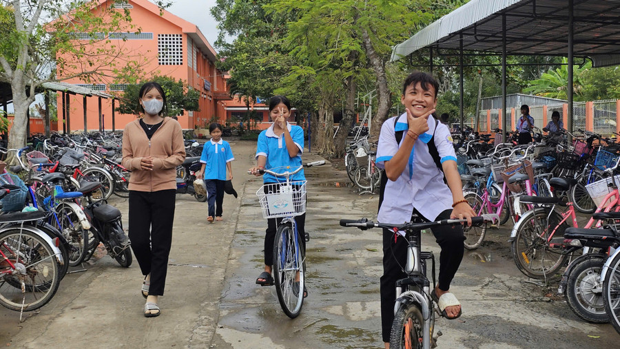Học sinh ở ấp Đai Úi đến trường.