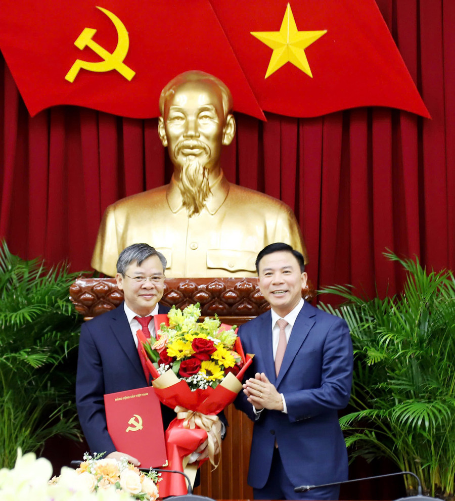 Ông Trương Cảnh Tuyên (trái) nhận Quyết định giữ chức vụ Phó Bí thư Thành ủy Cần Thơ hồi tháng 2/2025.