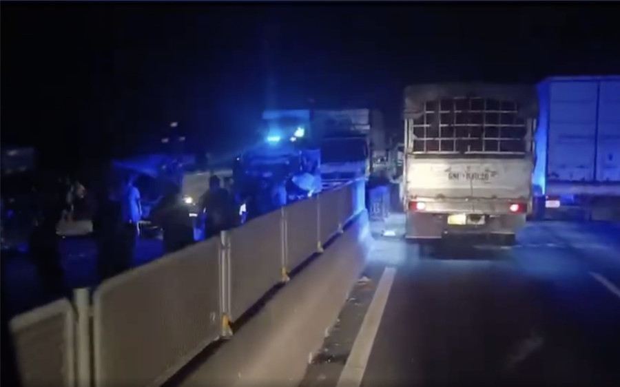 Hiện trường vụ tai nạn liên hoàn trên cao tốc Lộ Tẻ - Rạch Sỏi. (Ảnh cắt từ clip người dân cung cấp).