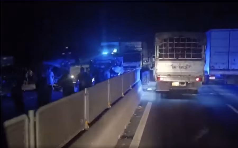 Hiện trường vụ tai nạn liên hoàn trên cao tốc Lộ Tẻ - Rạch Sỏi. (Ảnh cắt từ clip người dân cung cấp).