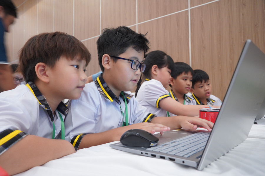 Dù còn nhỏ tuổi, nhưng các em tham gia cuộc thi một cách nghiêm túc và đầy nhiệt huyết. Trong ảnh là thời điểm các thí sinh kiểm tra bảng lập trình của robot trước khi vào thi đấu. tqp08398.jpg
