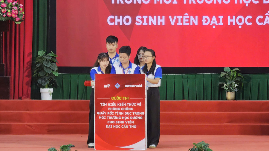 Sinh viên Trường ĐH Cần Thơ thảo luận về các tình huống an toàn trong môi trường học đường.