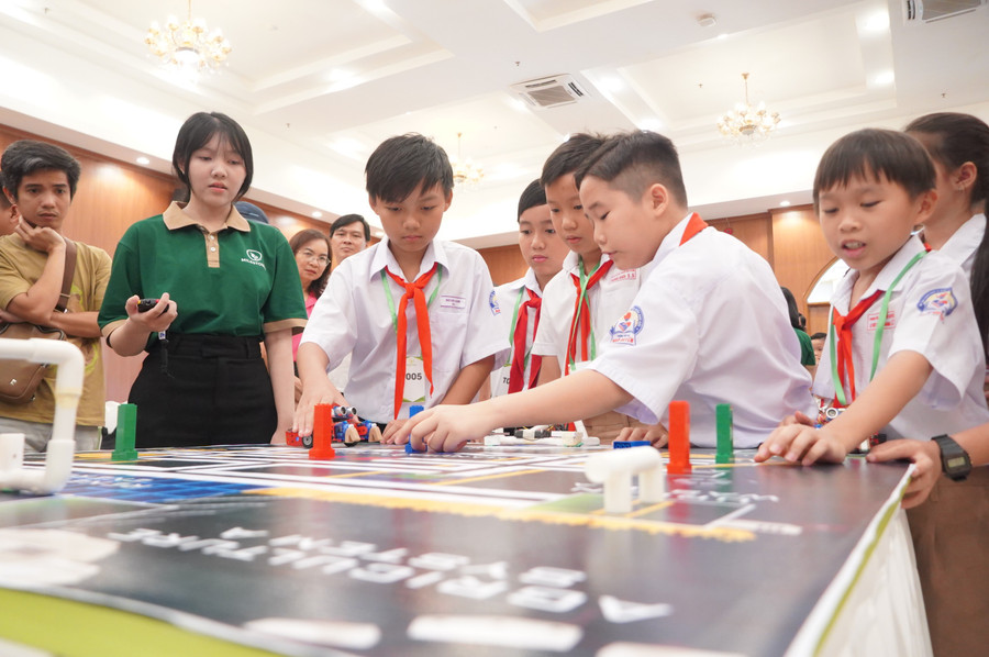 Cuộc thi dành cho học sinh từ 7 - 15 tuổi đam mê STEM, yêu thích lập trình. Năm nay cuộc thi cấp TP Cần Thơ có 122 học sinh tham gia, trong đó cấp độ Sơ cấp 54 học sinh, Trung cấp 56 học sinh và cao cấp 12 học sinh. tqp08647.jpg