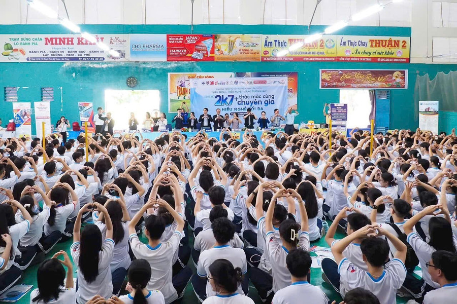 Trang bị kiến thức cơ bản về văn hoá, nghệ thuật và tăng cường hoạt động thể dục, thể thao, nâng cao thể chất cho học sinh, nhận được sự đồng tình của nhiều chuyên gia.