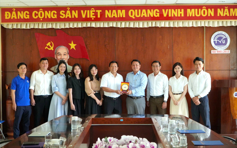 Đoàn công tác VPĐD Báo GD&TĐ tại ĐBSCL chụp ảnh lưu niệm cùng Trường ĐH Trà Vinh.