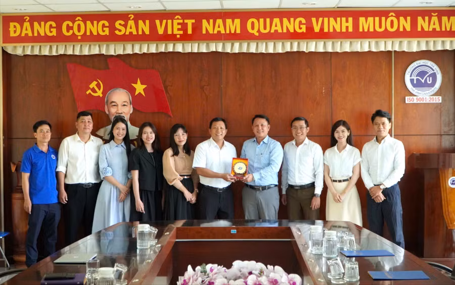 Đoàn công tác VPĐD Báo GD&TĐ tại ĐBSCL chụp ảnh lưu niệm cùng Trường ĐH Trà Vinh.