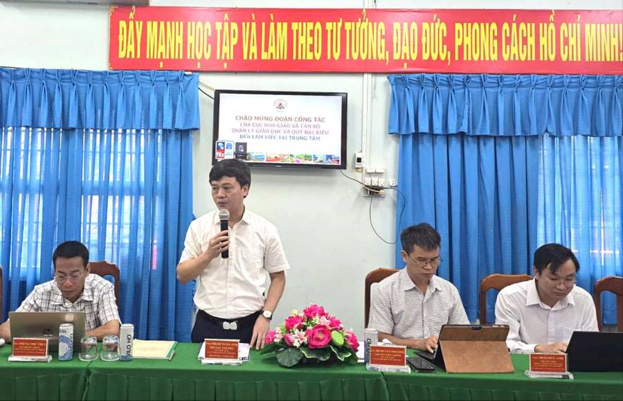 Phó Cục trưởng Cục Nhà giáo và Cán bộ quản lý giáo dục Phạm Tuấn Anh phát biểu tại buổi làm việc.