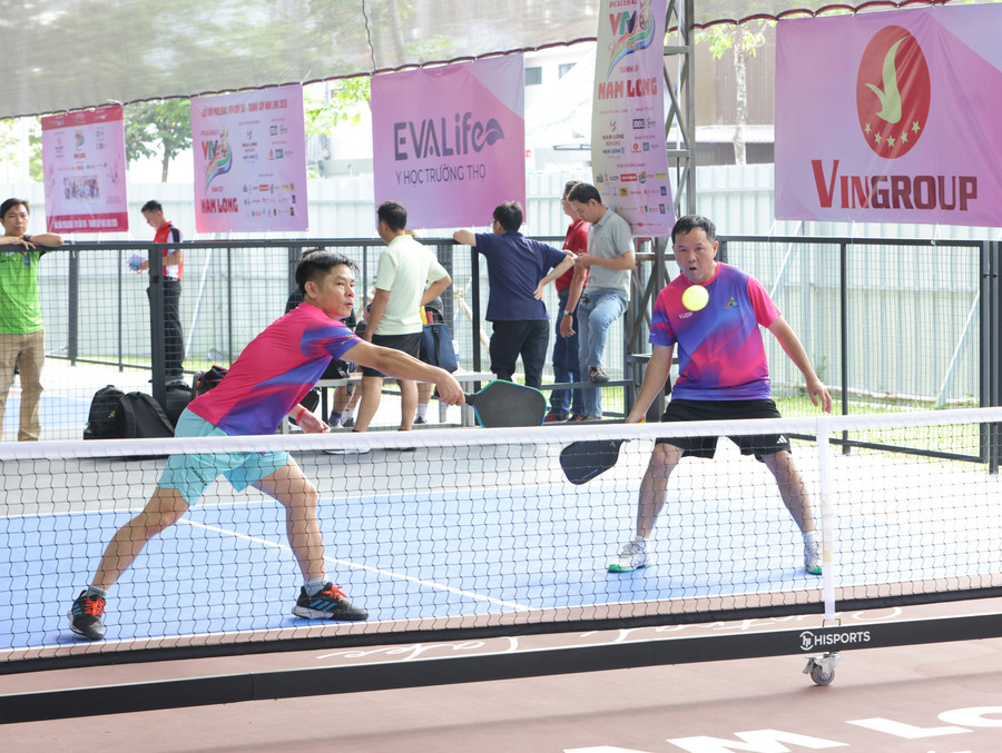 Các VĐV tranh tài sau lễ khai mạc giải Pickleball lớn nhất Đồng bằng sông Cửu Long.