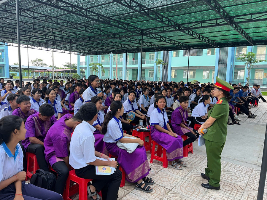 Các em học sinh Trường THCS - THPT DTNT Vĩnh Châu trong một buổi phổ biến tuyên truyền pháp luật.