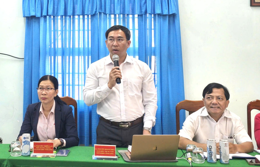 Ông Nguyễn Hoàng Phúc – Giám đốc Trung tâm Hỗ trợ phát triển giáo dục hoà nhập tỉnh Vĩnh Long báo cáo tại buổi làm việc. z7023440644667-bc6bf4ceccebbae31d0d1e114d622897-4821-3904.jpg