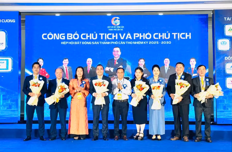 Chủ tịch và các Phó Chủ tịch Hiệp hội BĐS TP Cần Thơ nhiệm kỳ 2025 - 2030.
