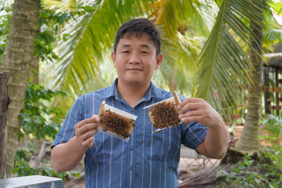 Việc tiếp cận thông tin nhanh, chính xác đã giúp chàng trai miền Tây thành công với mô hình nuôi ong hữu cơ.
