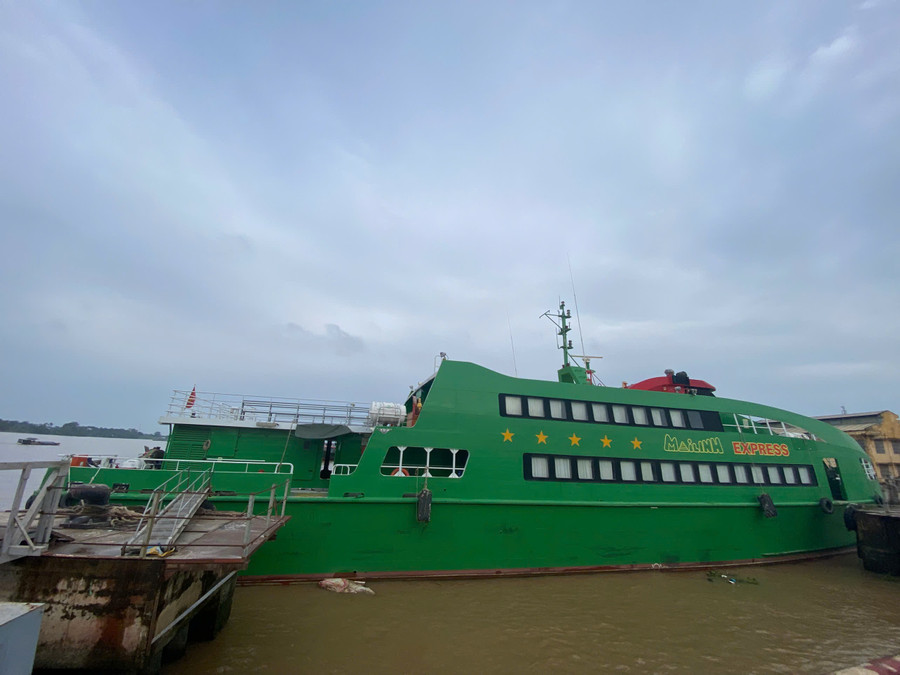 Tàu MAILINH EXPRESS neo đậu tại nhà máy X55 (Cục Hậu cần - Kỹ thuật, Quân chủng Hải quân) TP Cần Thơ.