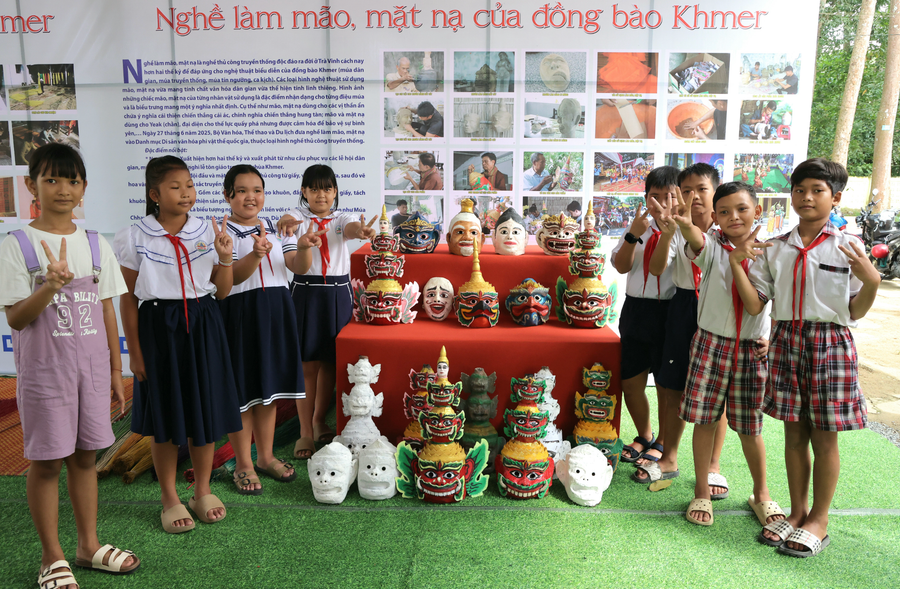Nghề làm mão, mặt nạ của đồng bào Khmer được công nhận là Di sản văn hóa phi vật thể quốc gia.