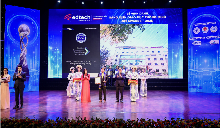PGS.TS Nguyễn Minh Hòa, Hiệu trưởng Trường ĐH Trà Vinh nhận cúp Môi trường giáo dục của năm tại SEI Awards 2025.