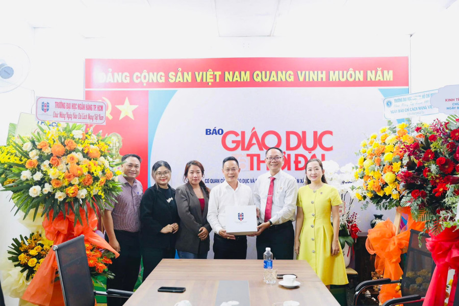 Đại diện Trường Đại học Ngân hàng TPHCM thăm, chúc mừng đơn vị. dh-ngan-hang.jpg