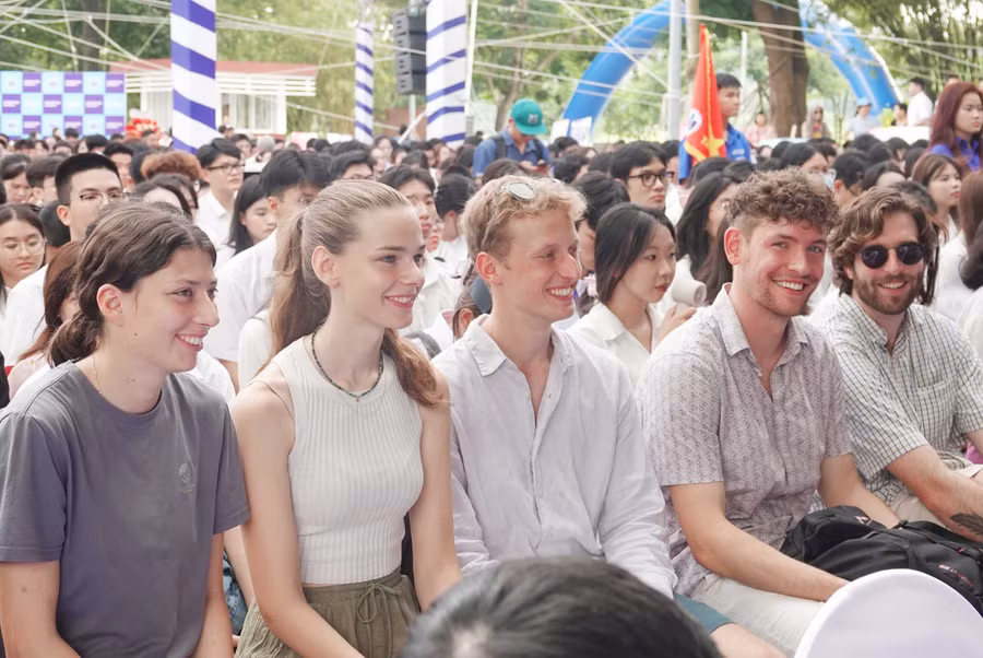 Sinh viên quốc tế dự lễ khai giảng năm học 2025 - 2026 tại Trường Đại học Quốc tế. Ảnh: HCMIU