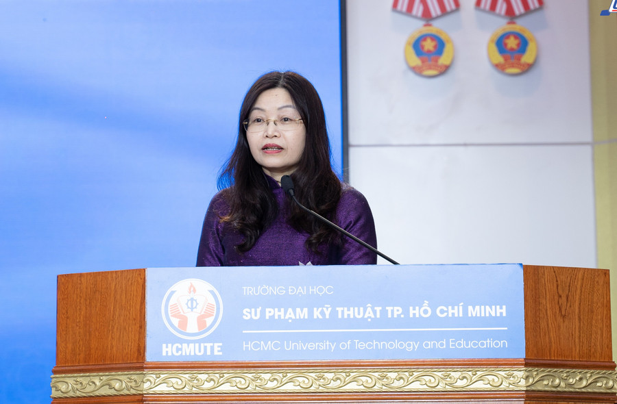 Bà Nguyễn Thị Hạnh – Phó Vụ trưởng Vụ Tổ chức Cán bộ (Bộ GD&ĐT) phát biểu tại Hội nghị. ba-nguyen-thi-hanh.jpg