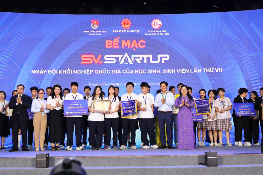 Ban tổ chức trao các giải Nhất cho khối học sinh cuộc thi SV_STARTUP. Ảnh: HCMUTE