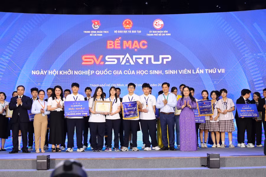 Ban tổ chức trao các giải Nhất cho khối học sinh cuộc thi SV_STARTUP. Ảnh: HCMUTE