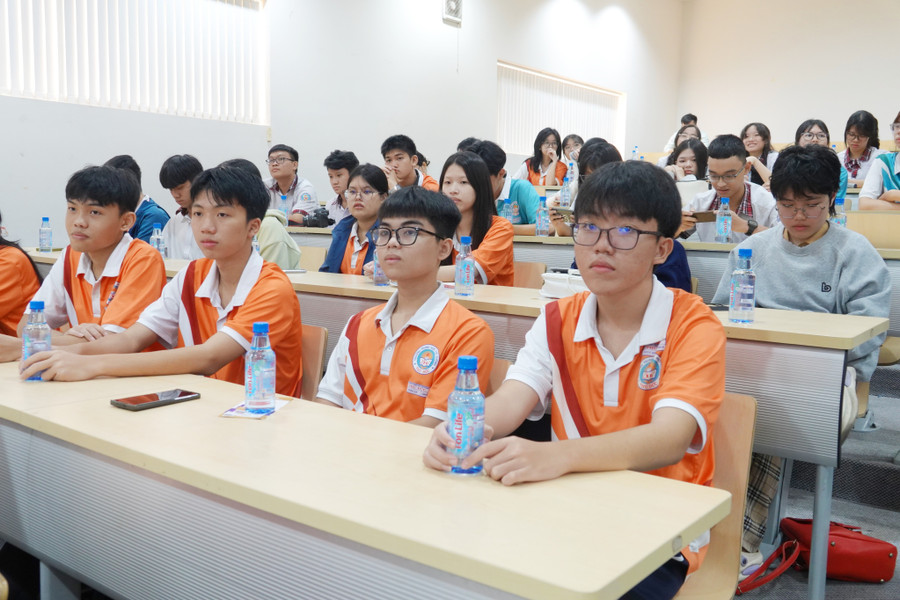 Buổi nói chuyện có sự tham gia của hơn 100 học sinh THPT. Ảnh: Bùi Diễn hoc-sinh-lang-nghe.jpg