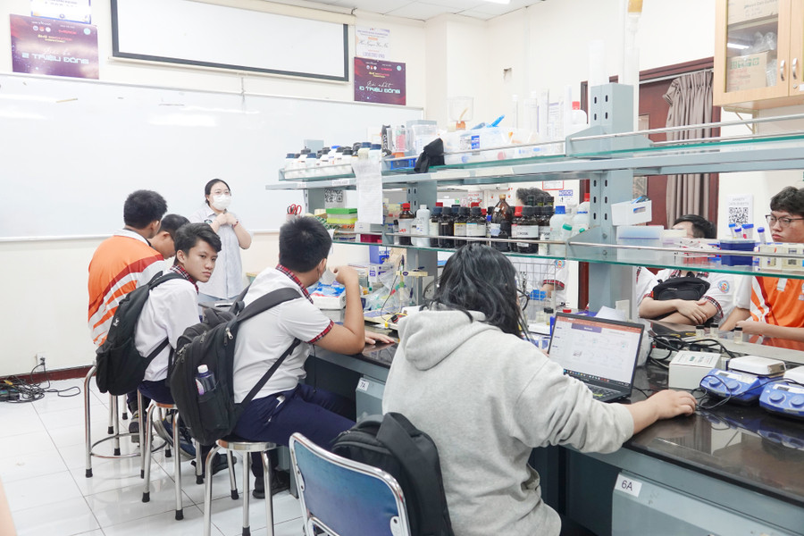 Học sinh trải nghiệm cơ sở vật chất học tập, phòng thí nghiệm của Trường Đại học Quốc tế. Ảnh: Bùi Diễn hoc-sinh-trai-nghiem.jpg