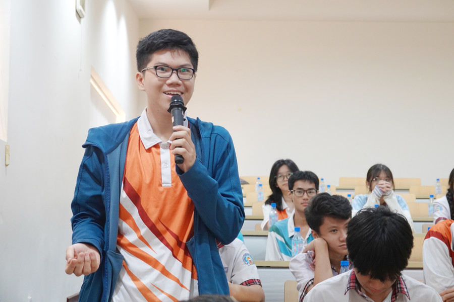 Học sinh trao đổi cùng diễn giả. Ảnh: Mạnh Tùng. hoc-sinh-trao-doi.jpg