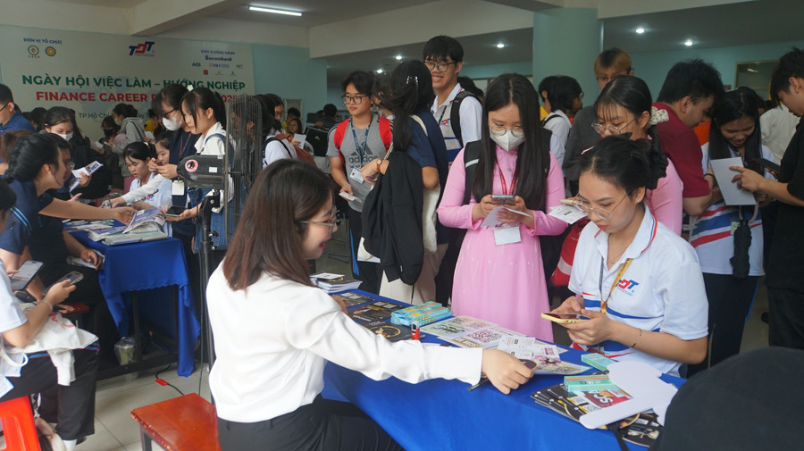 Ngày hội là dịp để sinh viên tiếp cận, trải nghiệm việc làm với các doanh nghiệp, tổ chức lớn. dsc07701-2.jpg