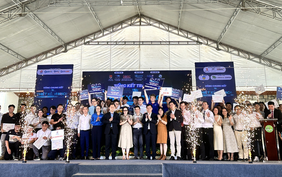 Các dự án tham gia cuộc thi chụp hình lưu niệm cùng đại diện ban tổ chức tại vòng chung kết cuộc thi. Ảnh: Phúc Uyên vinh-danh-8-du-an-thiet-ke-vi-mach-cua-sinh-vien-2.jpg