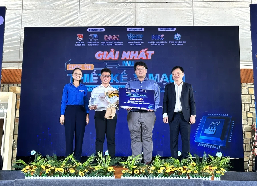 Dự án thiết kế vi mạch của Nguyễn Đoàn Hoàng Phúc, sinh viên Trường Đại học Công nghệ Thông tin, Đại học Quốc gia TPHCM giành giải Nhất cuộc thi. Ảnh: Phúc Uyên