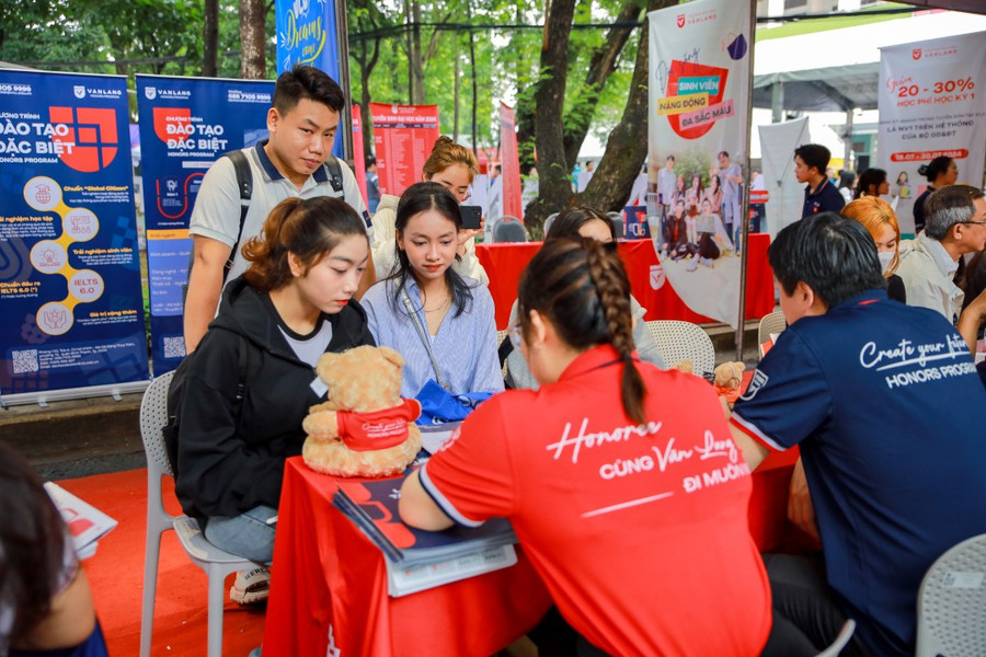 Thí sinh tìm hiểu ngành nghề tại Trường Đại học Văn Lang. 3h2a4184-1.jpg